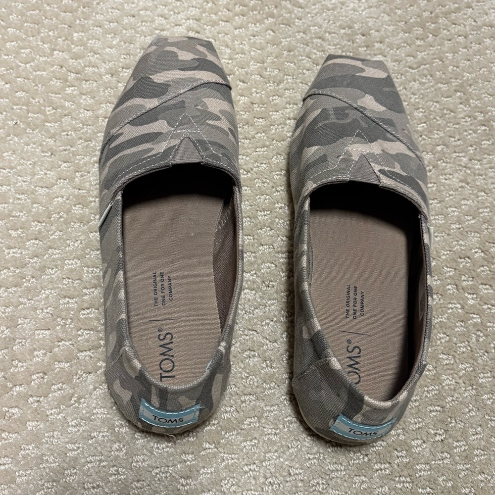 TOMS Women's taupe & green Camo Slip-On Flats